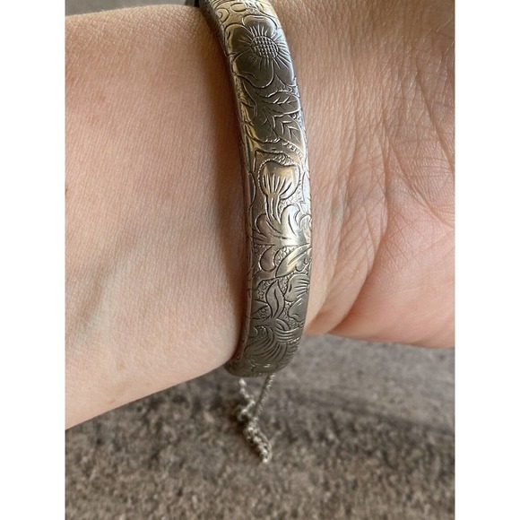 A beautiful vintage cuff bracelet with floral design features safety chain - Picture 11 of 12